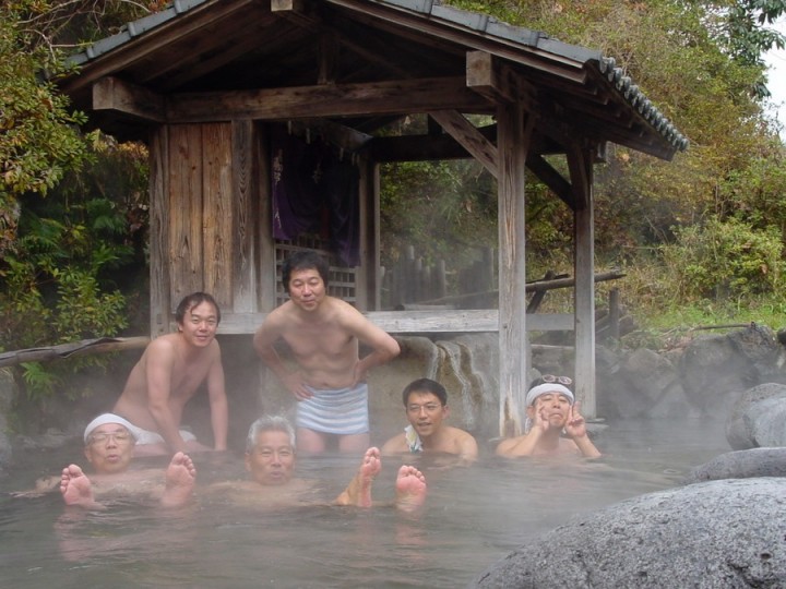 宝泉寺の露天の共同湯　熱いお湯が豊富に注がれています