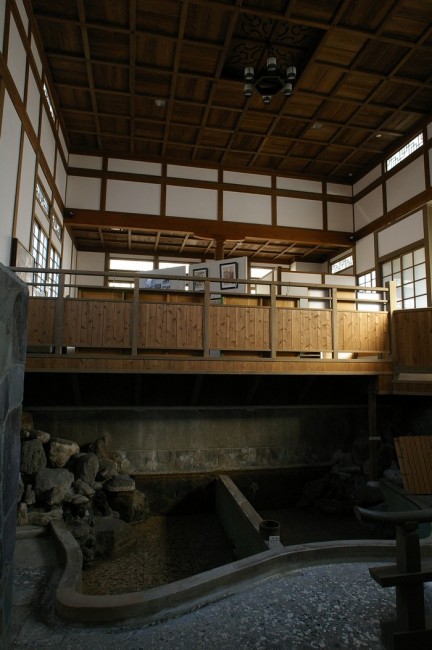 浜田温泉の旧建屋は道路の反対側に温泉資料館として保存されています