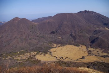 左が平治岳、右が大船山、下にはボウガツル湿原