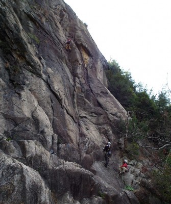 11：09　ナメラ岩をクライマーが登っています