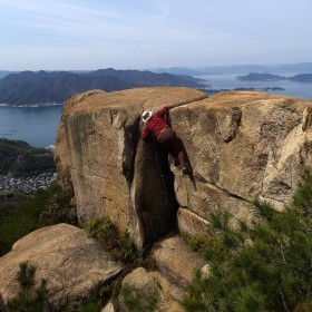11：52　ドン亀岩によじ登ります