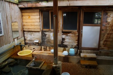 サウナ小屋の前には水風呂があります