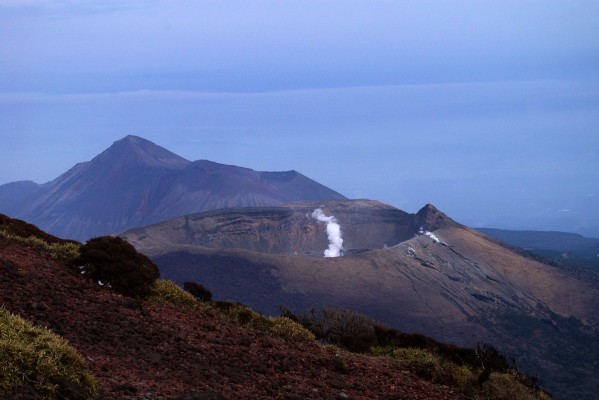 噴煙を上げる新燃岳の先には高千穂峰が見えます