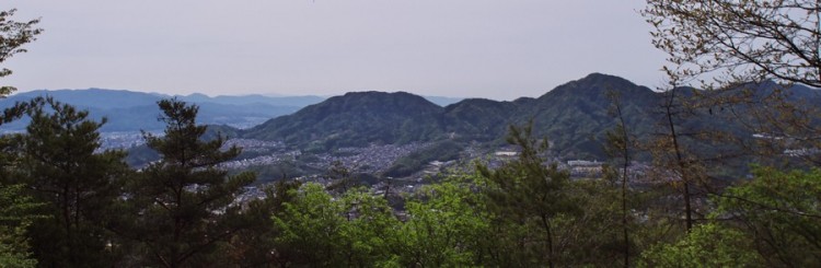不動院からの展望　正面に武田山や火山の山塊