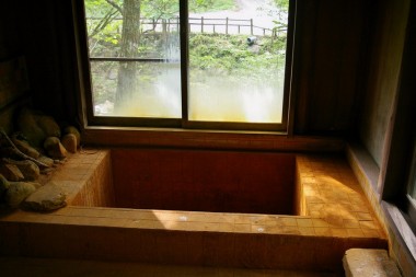 湯元山荘の中の浴槽にはお湯が入っていません