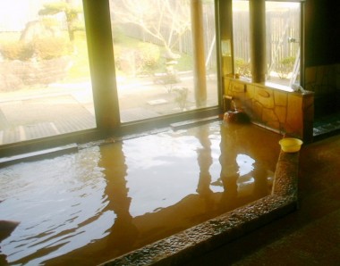 温度の高い鉱泉風呂で湯の色は茶色に変色しています