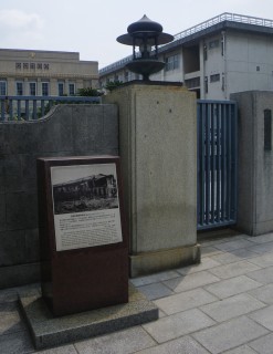 小学校の校門にある原爆の石碑