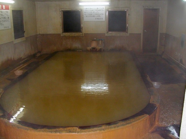 大きな浴槽に炭酸泉がオーバーフロー