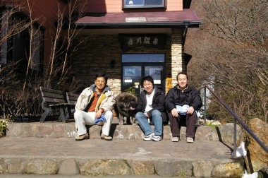赤川荘の大きな犬を囲んでパチリ