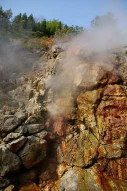 岩の間から蒸気が噴いています