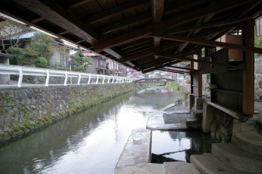 満願寺を流れる川は綺麗です