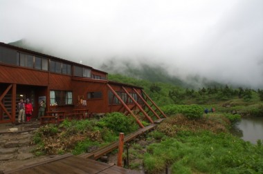 鏡平山荘の朝は小雨