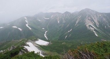 右の下に三俣山荘　左から水晶岳、鷲羽岳と続く