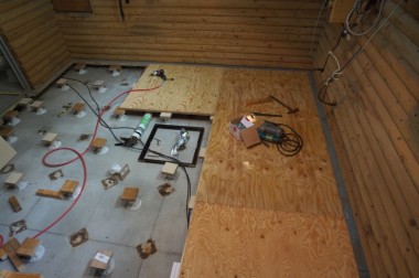 隅から床の合板を合わせながら施工