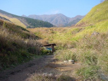 谷間にある鶴の湯・・脱衣小屋が一つあります