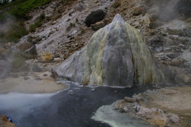 高瀬渓谷の噴湯丘と球状石灰岩