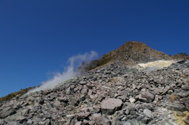 火口乃泉から見える蒸気を上げている伽藍岳