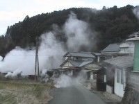 桜尾山荘から村を眺めるといたるところ蒸気が