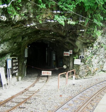 黒薙駅からこのトンネルを抜けて黒薙温泉旅館に行くことが出来ます