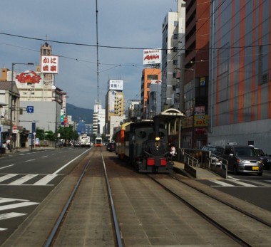 松山市内には蒸気機関車が走る