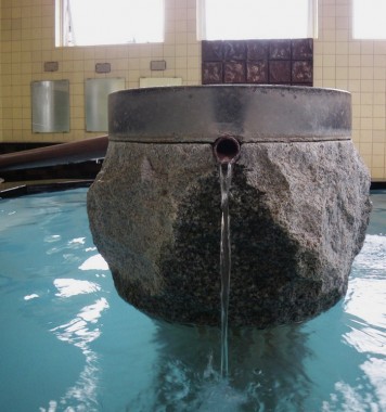 浴槽の真ん中の大きな石柱からお湯が