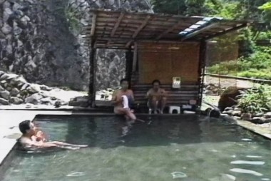大きなプールのような温泉