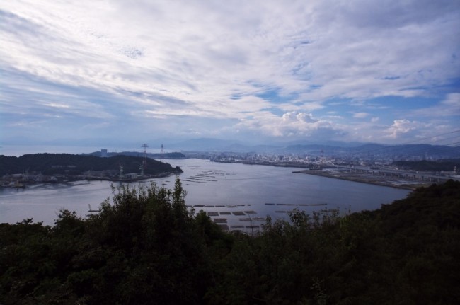 左は金輪島で広島湾の先には市内が広がります