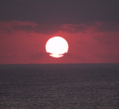 太平洋から朝日が上がります