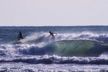 サーフィンに適した大波が打ち寄せます