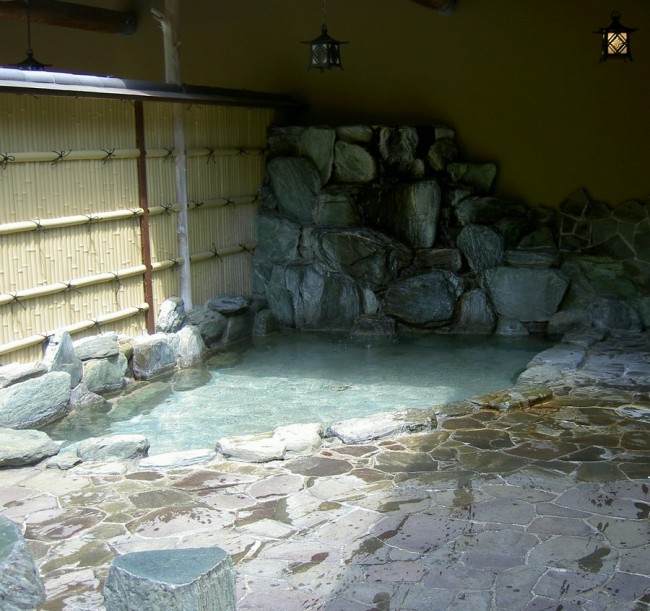 岩の露天風呂があります