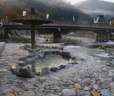 河原の露天風呂の前には橋があります