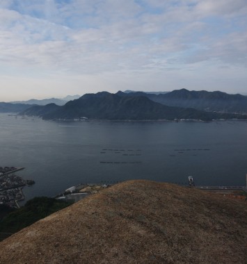 山頂の岩から江田島を望む