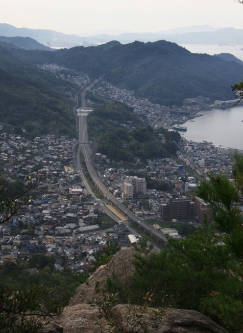 岩場から眼下に呉広島道路が伸びてゆきます