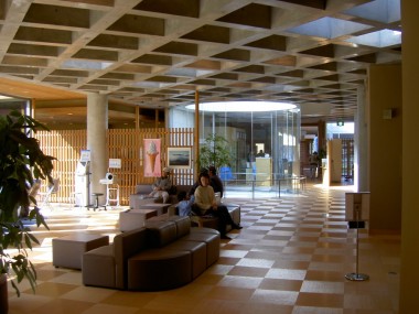 ロビーもゆったりと、綺麗な施設です、天井は珍しいワッフルの床版ですね