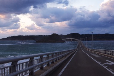 角島大橋を渡ります