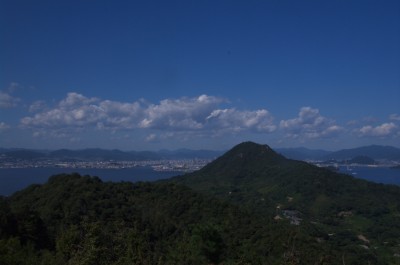 安芸小富士の背面には広島の市街