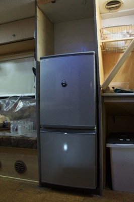 家庭用の100V小型冷蔵庫をセット