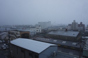 徳山の朝は雪が舞っている