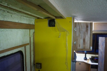 冷蔵庫側の壁にアルミ複合板を貼り付け