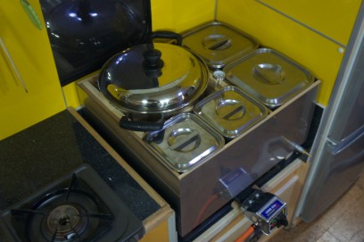 SUSの湯煎鍋にはSUSのキッチンポットと丸鍋