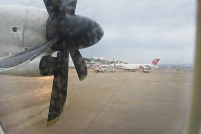 博多空港では雨が降り出した