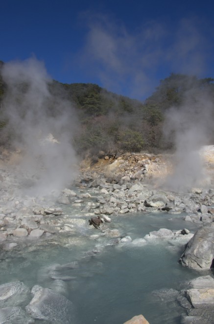 山之城温泉に　噴出量が減って川の水は冷たいところが多い