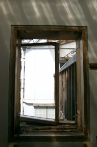 古い窓枠を撤去
