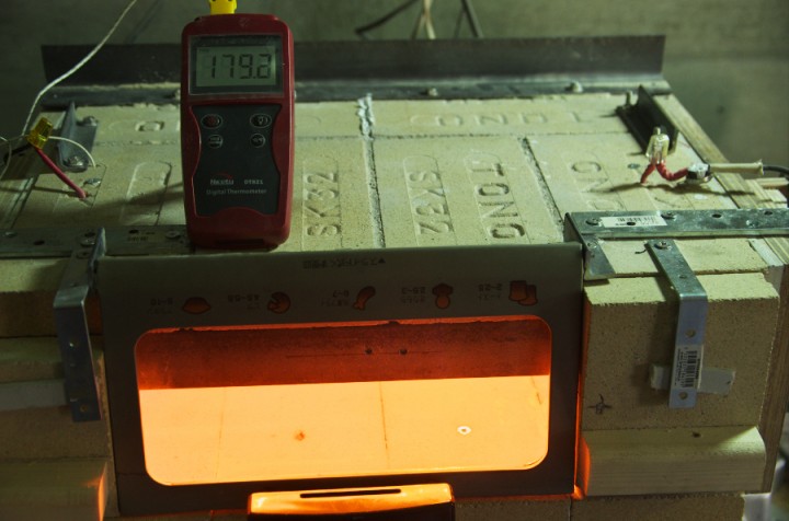 石窯にヒーターを取付けて温度を測定