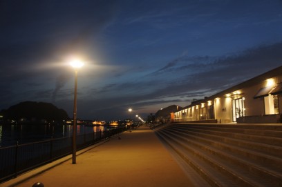 夕闇の宇品港遊歩道