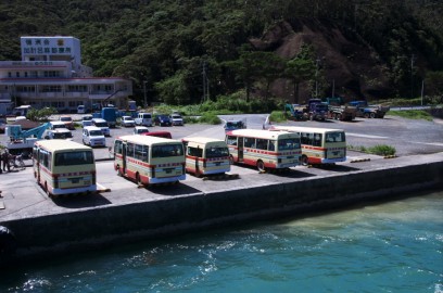 港には定期バスが並ぶ