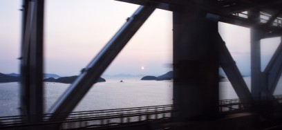 瀬戸大橋線で夕日が沈む