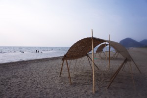 海岸には日よけのテント（？）