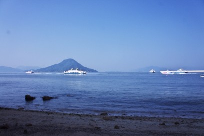 広島港にフェリーや高速船がお朝のラッシュ