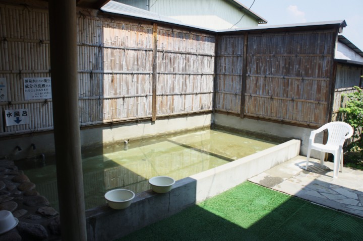 瀬戸川温泉の露天風呂　手前が暖かい
